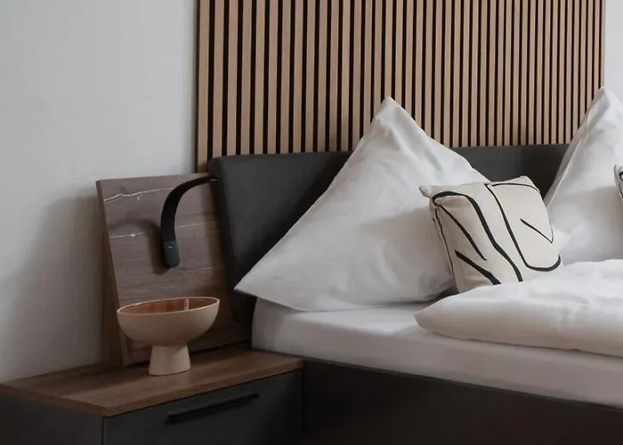 1-4 Gaeste Wohnung W-Lan, Netflix, Amazon, Parken, Arbeitsplatz, 24H Check In ,Vollausgestattet Kueche, Handtuecher Seife U,V,M Fuer Geschaeftsreisende, Paare, Familien ,