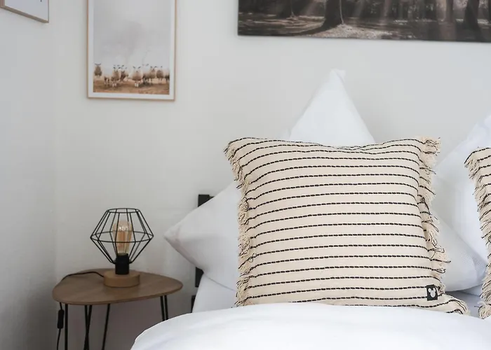 1-4 Gaeste Wohnung W-Lan, Netflix, Amazon, Parken, Arbeitsplatz, 24H Check In ,Vollausgestattet Kueche, Handtuecher Seife U,V,M Fuer Geschaeftsreisende, Paare, Familien ,
